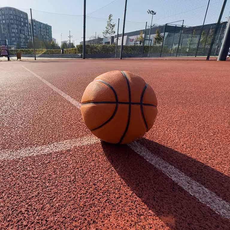 Balon en cancha de baloncesto