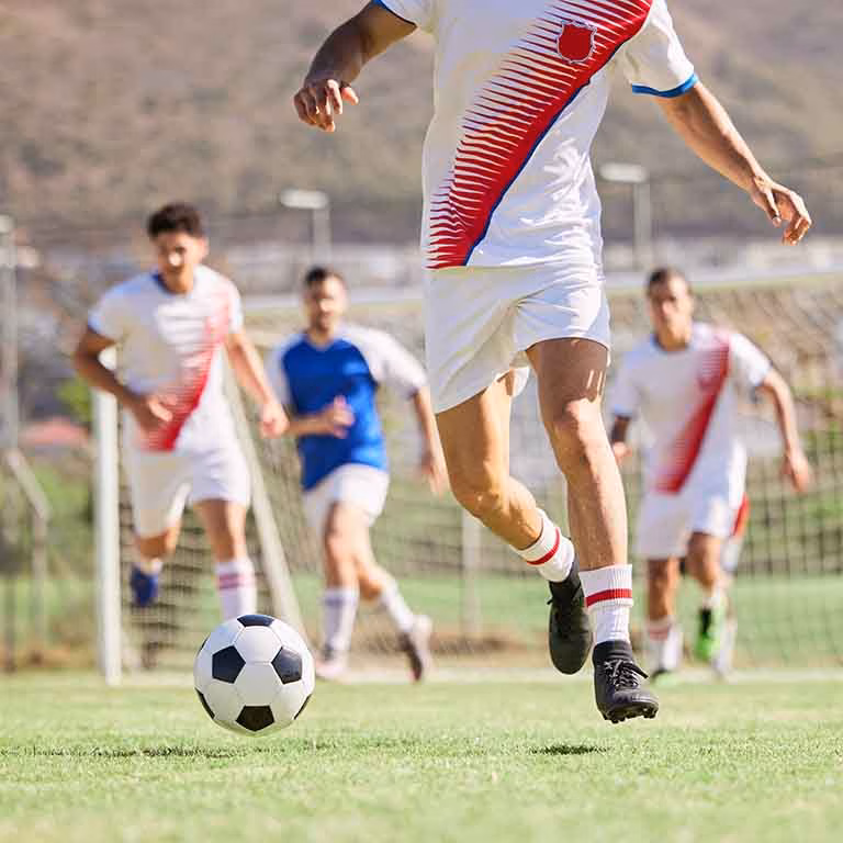 Jugadores de futbol con balon