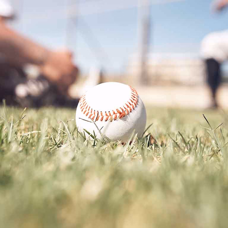 Pelota de beisbol sobre el cesped