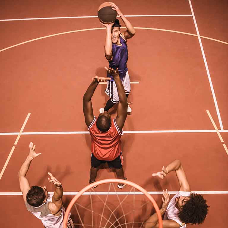 Jugadores en cancha de baloncesto