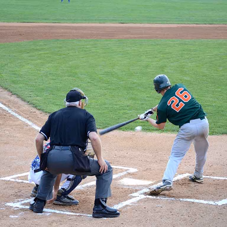 Jugador de beisbol bateando