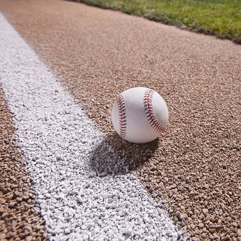 Pelota de beisbol sobre la linea