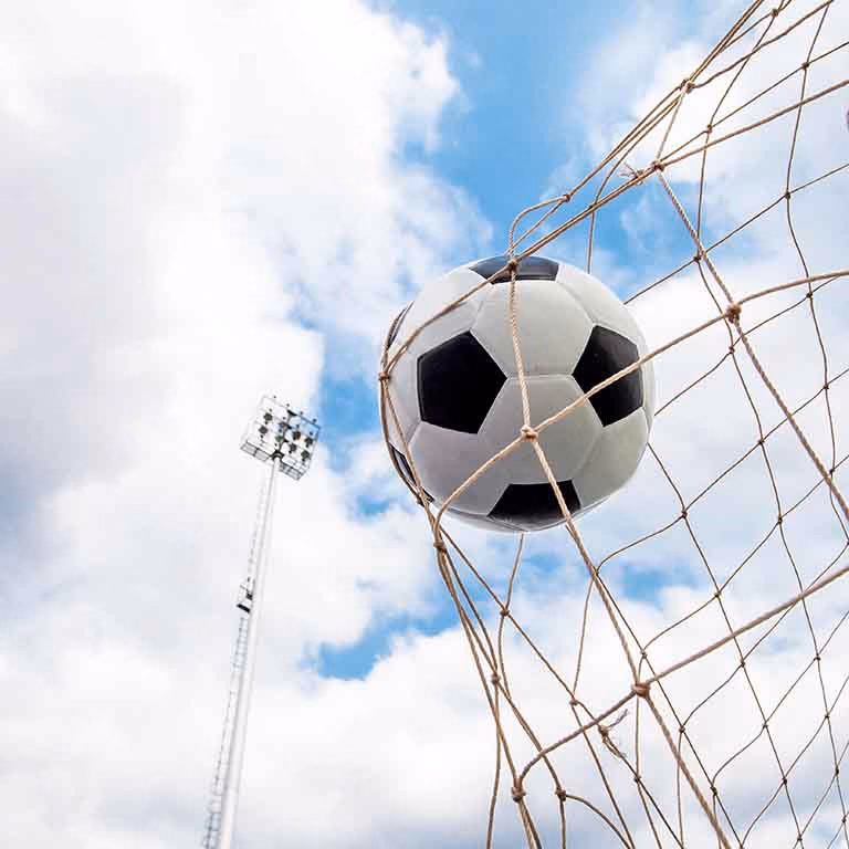 Balon de futbol golpeando la red